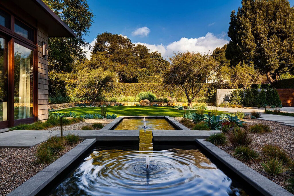 Modern-Backyard-Simple-Fountain-Water-Feature-landscaping