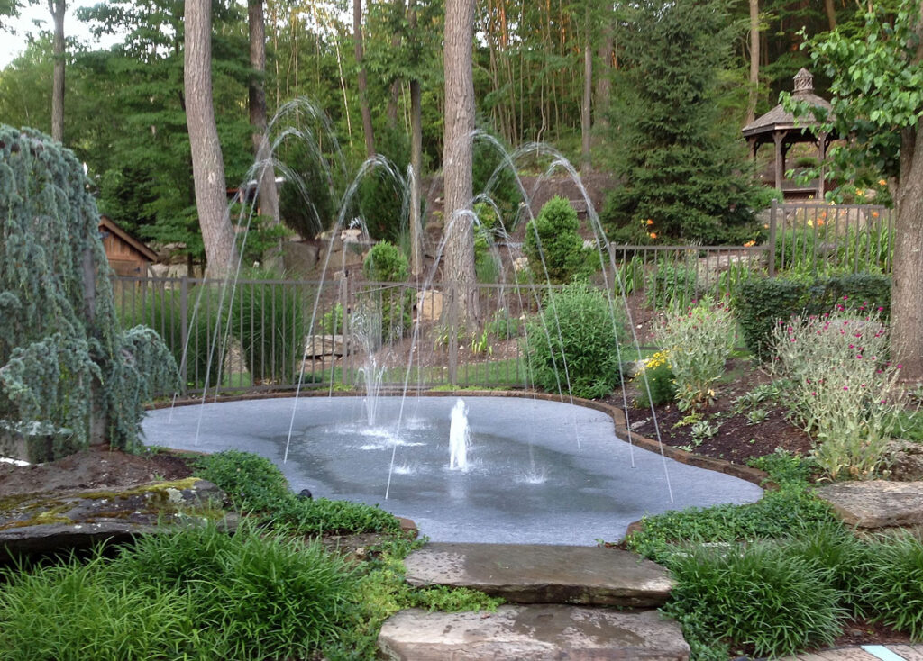 Modern-Backyard-Big-Water-Feature